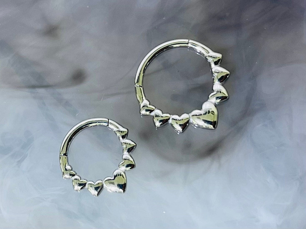 16G Silver Queen of Hearts Surgical Steel Seamless Hinged Septum Clicker Ring.